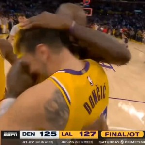 世界杯官方直播平台入口-❤️爱你！比赛结束后詹姆斯第一时间从后场狂奔回去和东契奇拥抱